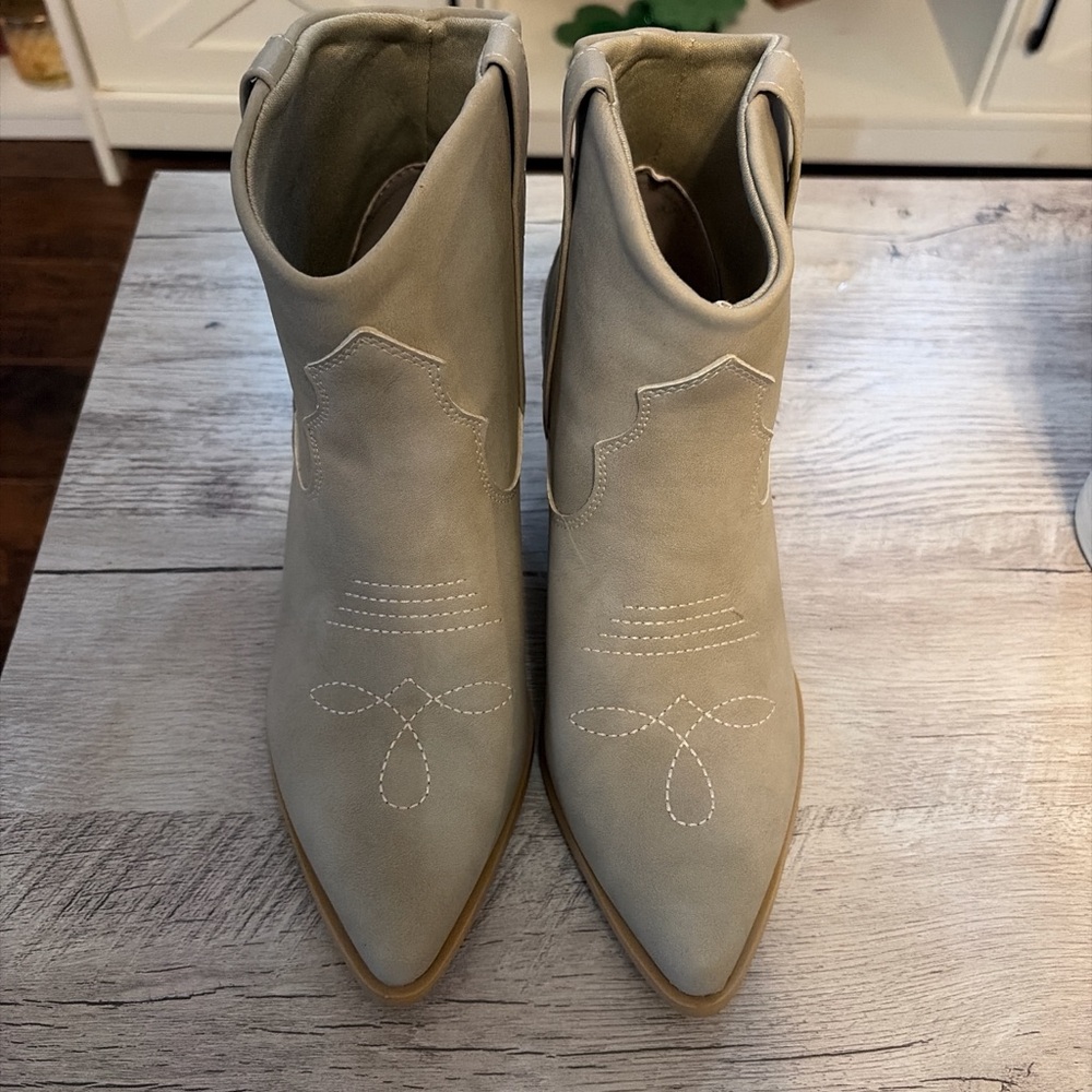 Women's Pointed-Toe Western Ankle Boots